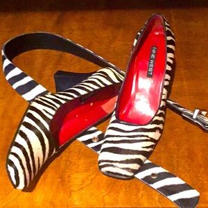 Nine West N-Aragon2 Zebra Pony Fury Pumps with an Accessory Waist Belt included.